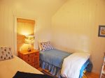Guest Cottage - Bedroom with 2 Twin Beds